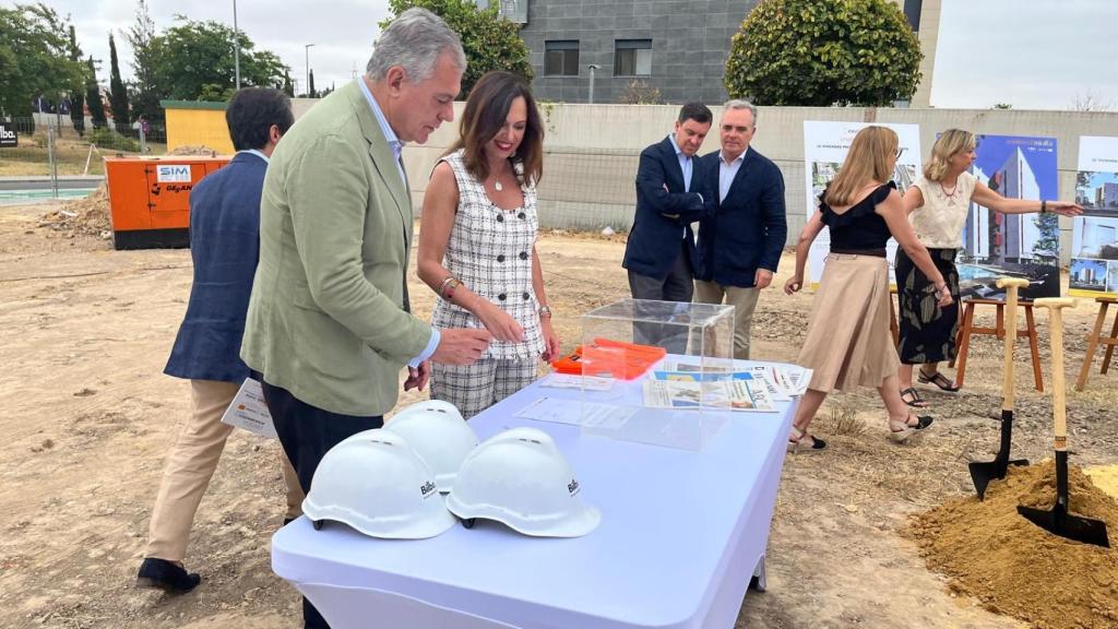 El alcalde de Sevilla y la consejera de Fomento en la colocación de la primera piedra de una nueva promoción de viviendas en Sevilla.
