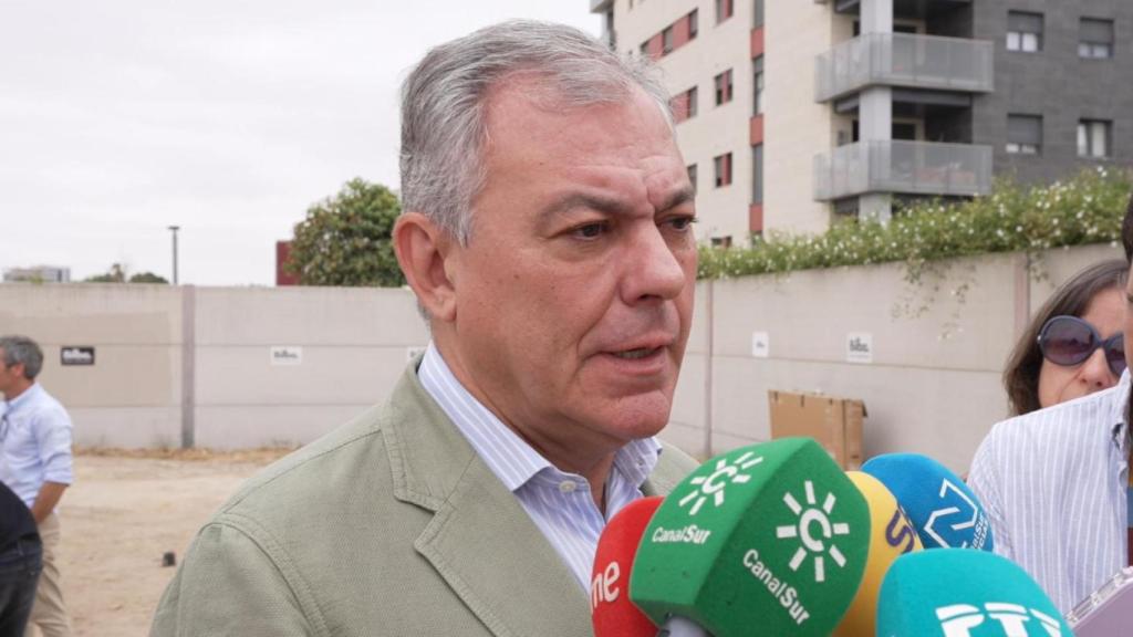 El alcalde de Sevilla contesta a los medios sobre el proyecto del Museo de Bellas Artes.
