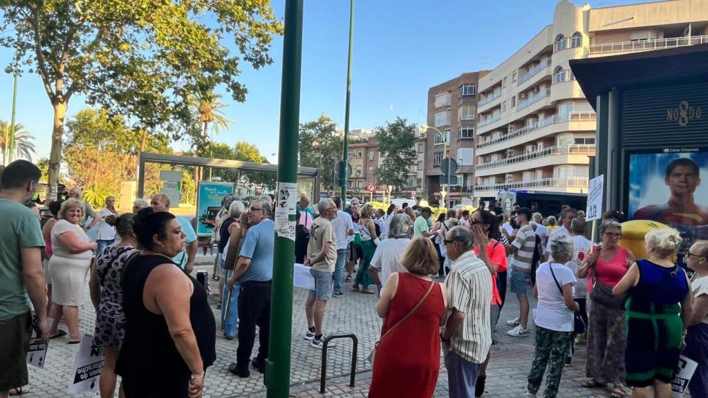 Los manifestantes de los barrios de Sevilla afectados por los cortes de luz antes del inicio de la hora de convocatoria.