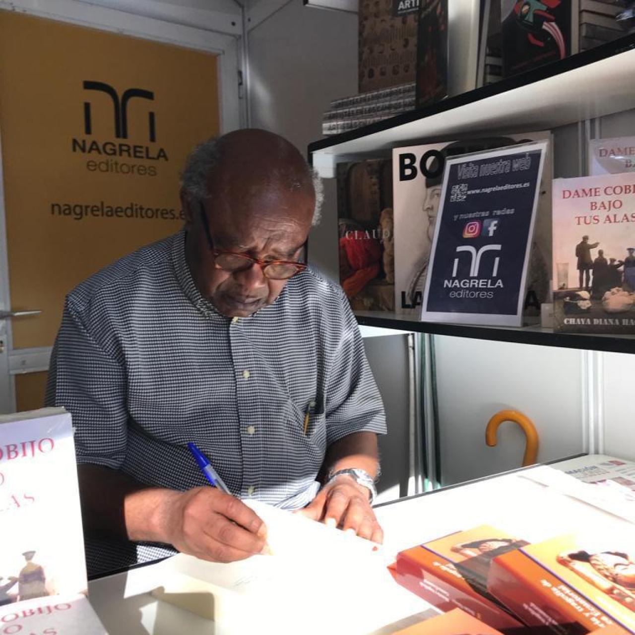 El escritor, periodista e historiador ecuatoguineano firmando libros en la Feria del Libro en Madrid.
