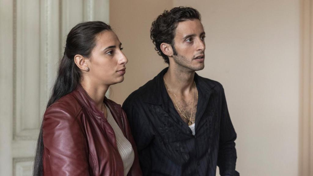 Zaira Romero y Daniel Ibáñez en una secuencia de 'El clan Olimpia'.