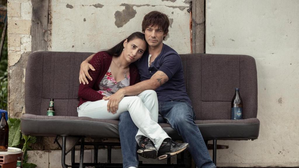 Zaira Romero y Joel Bosqued en una secuencia de 'El clan Olimpia'.