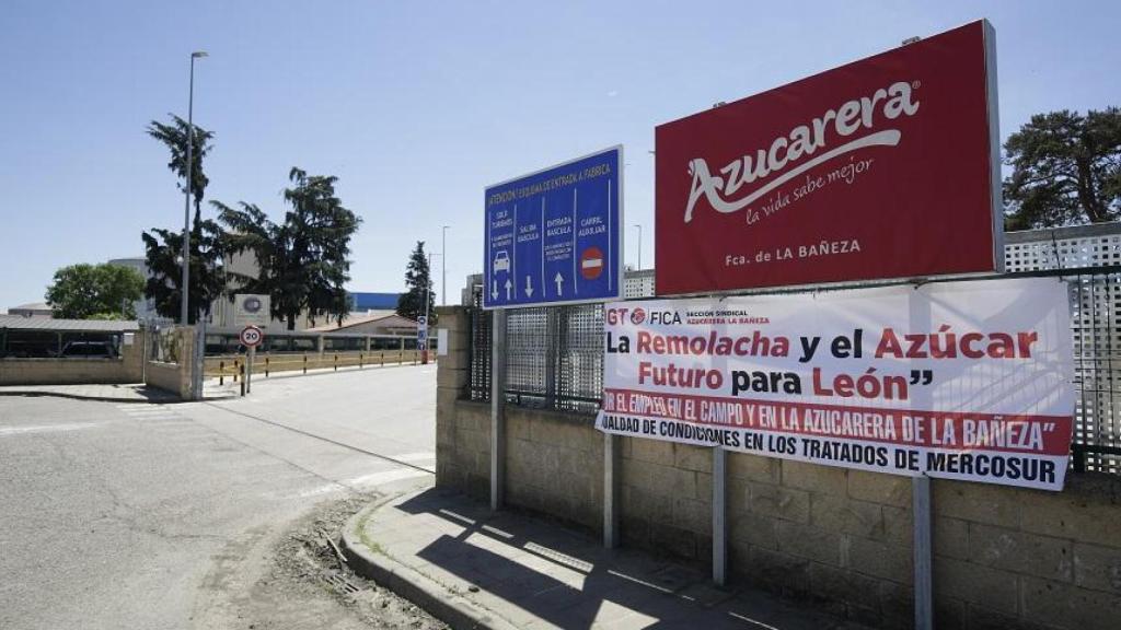 Entrada a la fábrica de la Azucarera, a 28 de mayo de 2025, en La Bañeza, León, Castilla y León (España).