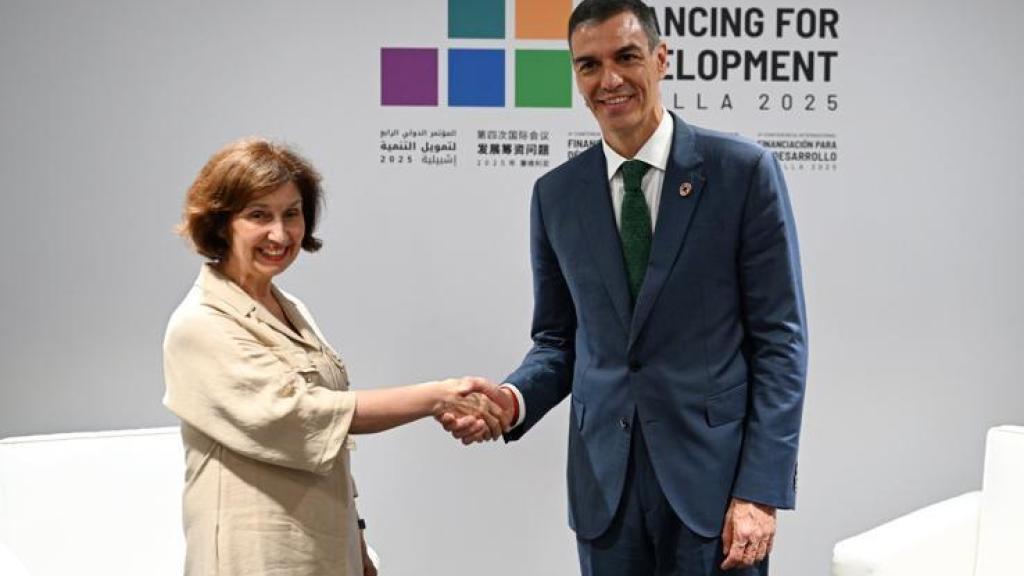 Pedro Sánchez saluda a la presidenta de Macedonia del Norte, Gordana Silianovska-Davkova, en la cumbre de Sevilla.