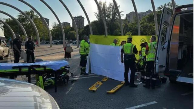 Lugar del accidente en los arcos de la Avenida de la Ilustración