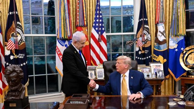 El primer ministro, Benjamín Netanyahu, saludando al presidente de los Estados Unidos, Donald Trump, en el Despacho Oval de la Casa Blanca