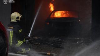 Un bombero tratando de sofocar las llamas tras el mayor ataque con drones de Rusia contra Ucrania esta madrugada.