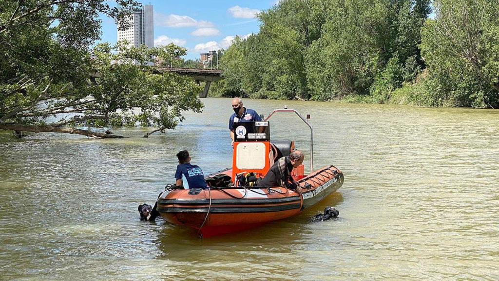 Una barca de los Servicios de Emergencia en el río Pisuerga, en Valladolid, en una imagen de archivo