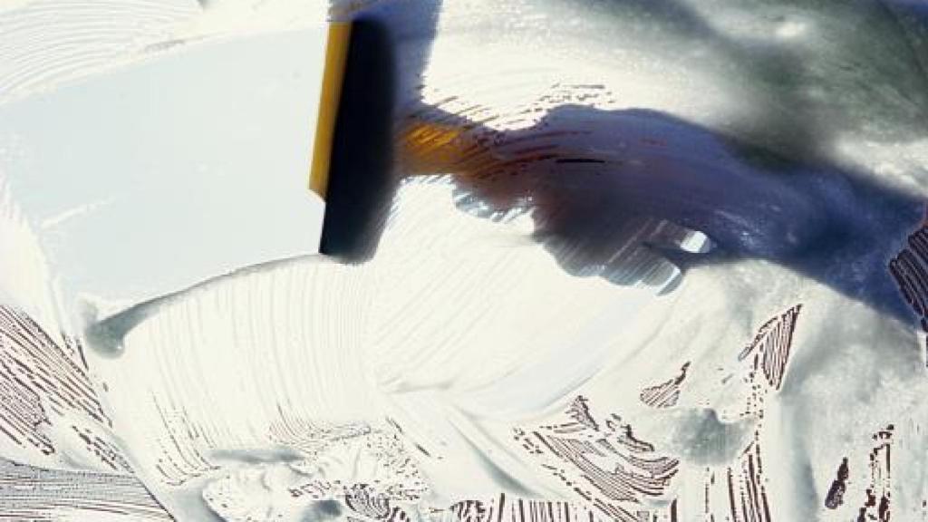 Imagen de la limpieza de los cristales del coche.