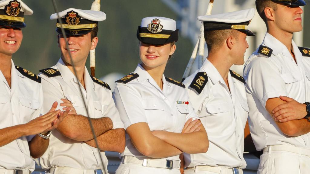 La Princesa, sonriente junto a sus compañeros guardiamarinas.