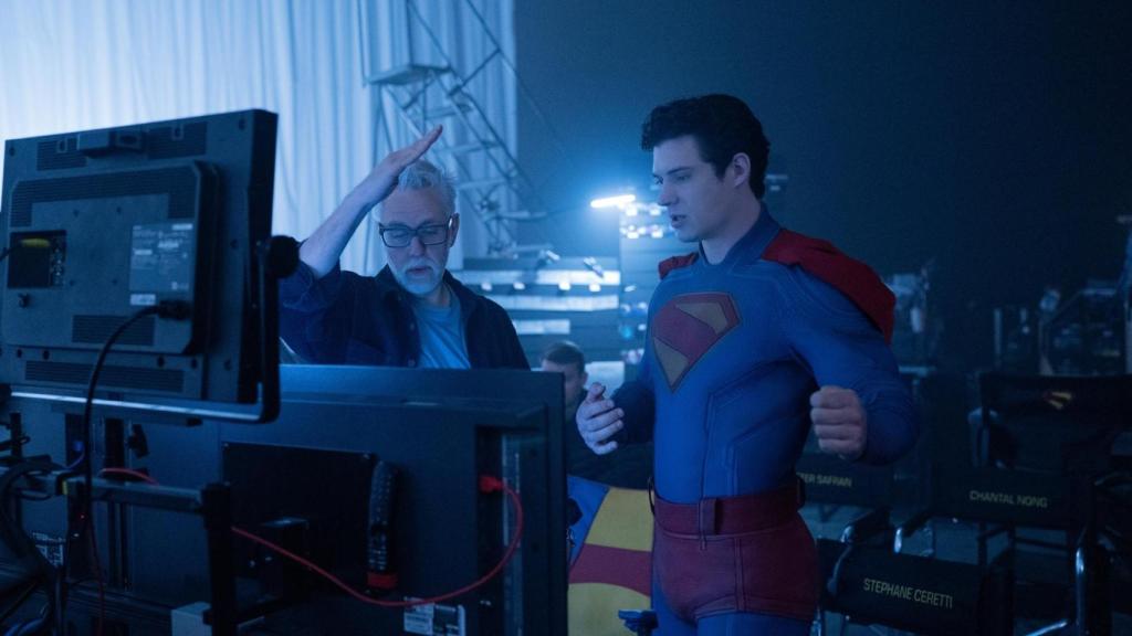 James Gunn y David Corenswet en el rodaje de 'Superman'. Foto: Warner