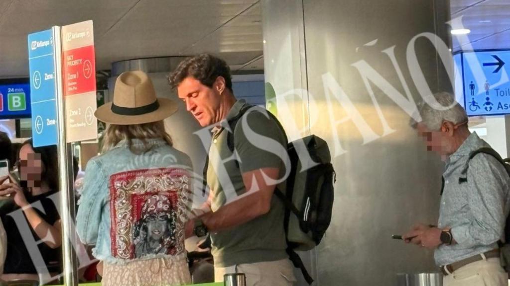 Makoke y Gonzalo Fernández, este miércoles 9 de julio de 2025, en la puerta de embarque del vuelo 6029 con destino a Ibiza.