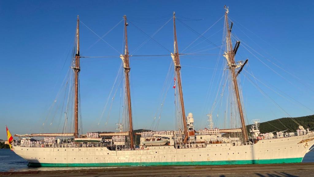 El buque Juan Sebastián de Elcano en Ferrol.
