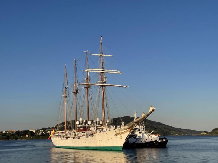 El buque Juan Sebastián de Elcano a su llegada a Ferrol.