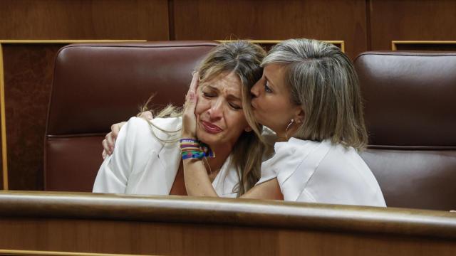 La vicepresidenta segunda y ministra de Trabajo, Yolanda Díaz, recibe el pésame de la diptuada de Sumar Verónica Martínez.