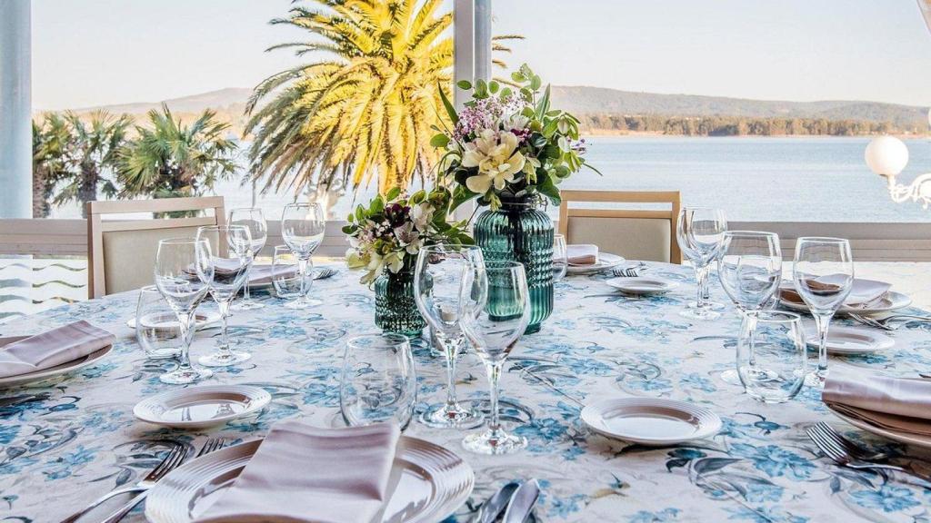 Una de las mesas del restaurante Punta Vendaval, con vistas a la ría de Arousa.