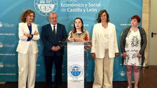 La presidenta del Consejo de la Juventud de Castilla y León, Sandra Ámez, y el presidente del Consejo Económico y Social de Castilla y León, Enrique Cabero, presentan el informe ‘Tocando techo: La juventud frente al problema de la vivienda’.