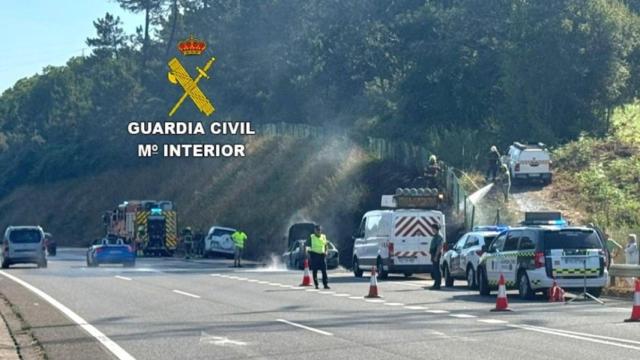 Cortado parcialmente el tráfico en el enlace de la A-55 con la AP-9 en Mos por el incendio de un vehículo