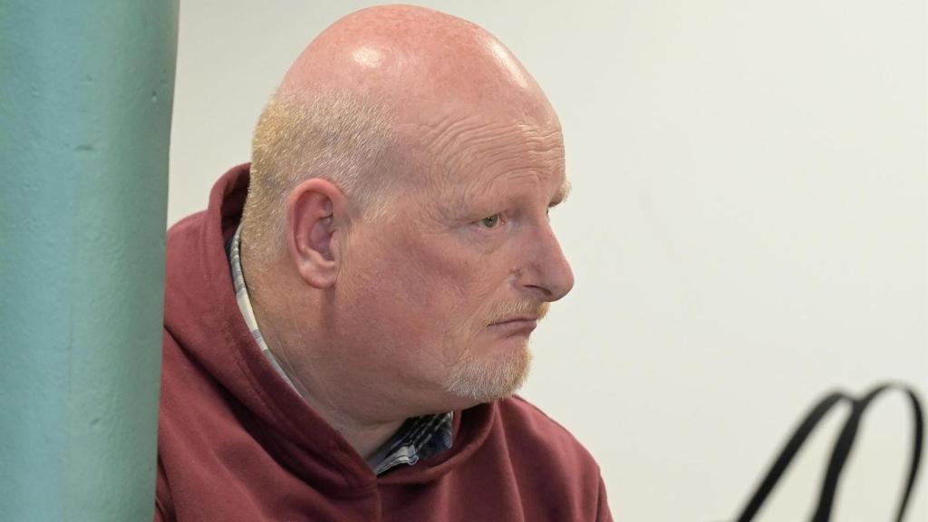 El acusado de asesinar y violar a Elisa Abruñedo, Roger Serafín, durante un juicio por el crimen en la Audiencia Provincial de A Coruña