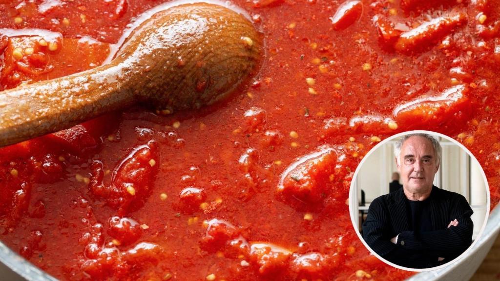 El chef Ferran Adrià junto a un plato con tomate frito.