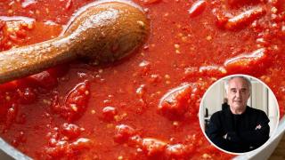 El chef Ferran Adrià junto a un plato con tomate frito.