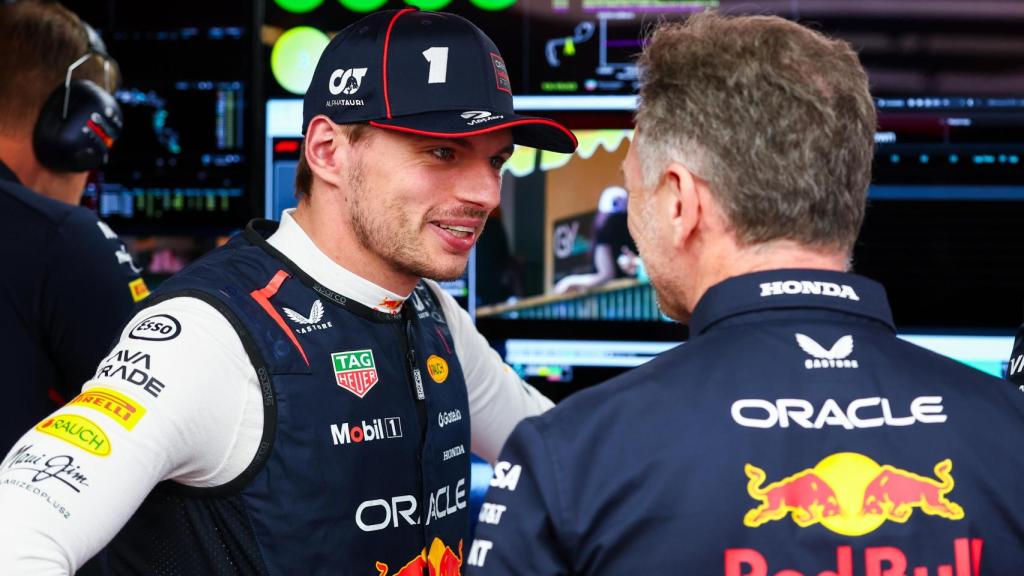 Christian Horner y Max Verstappen dialogan en el box de Red Bull