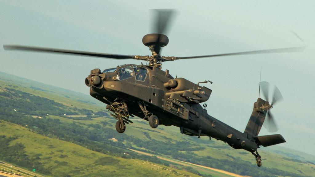 Helicóptero Apache en vuelo