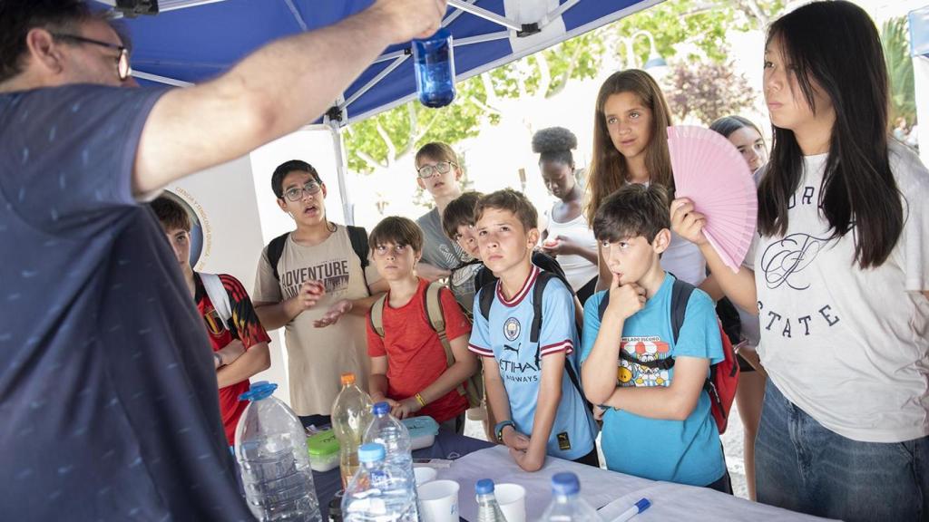 Varios niños escuchando una explicación sobre el agua durante la green week.