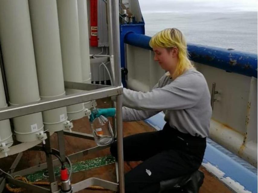 La investigadora Sophie ten Hietbrink tomando muestras en el buque oceanográfico Pelagia.