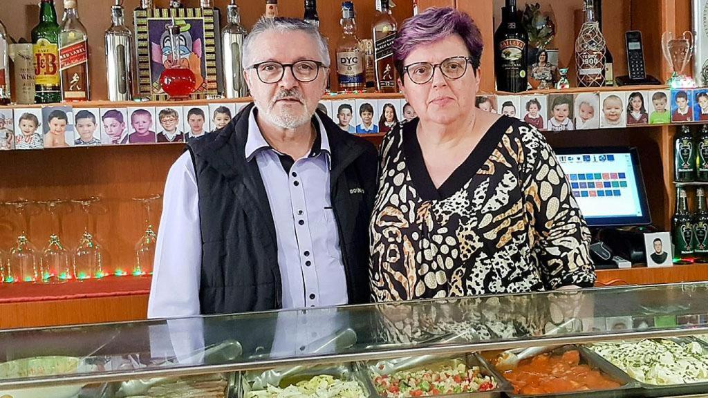 Carlos y Nieves con sus elaboraciones en la barra del Bar Dial