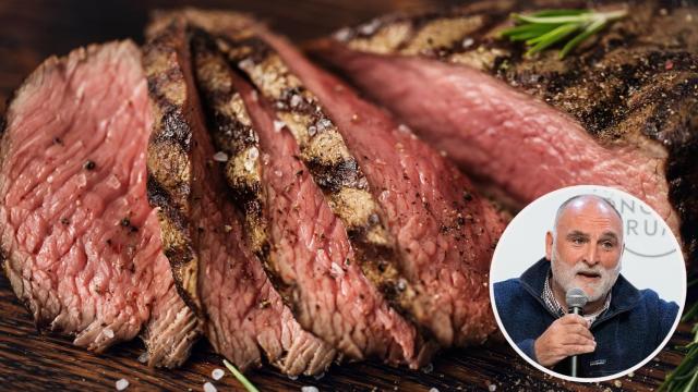 El chef José Andrés junto a un filete de carne a la plancha.