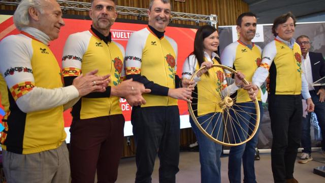 Presentación del maillot de Mos para La Vuelta 2025.