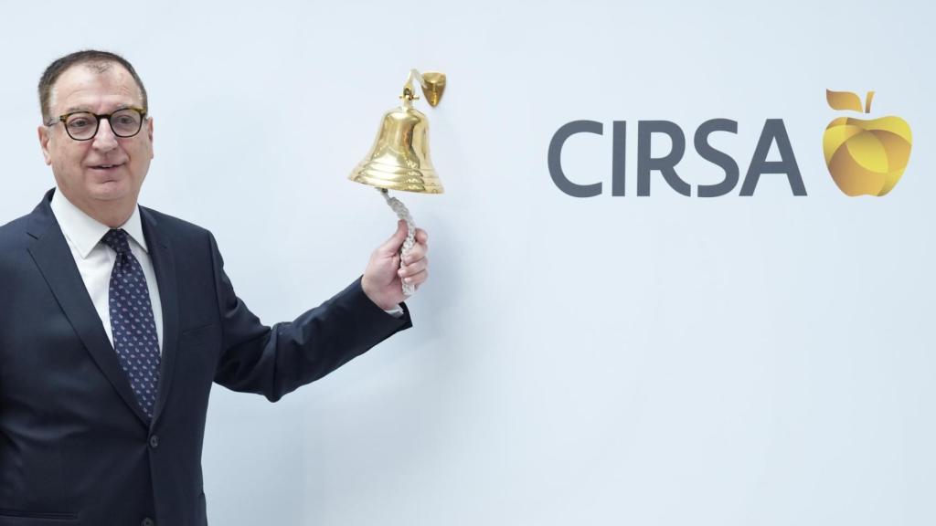 El presidente ejecutivo de Cirsa, Joaquim Agut, realiza el toque de campana por la salida a Bolsa, a 9 de julio de 2025.