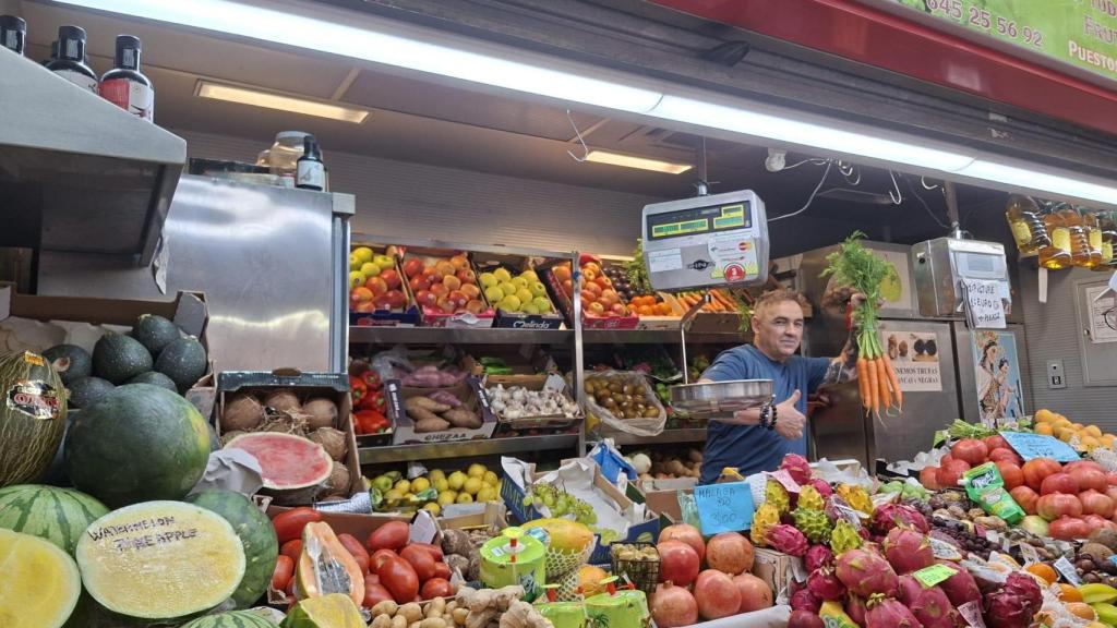 Antonio, dueño de la frutería 'Antonio y Salomé' en el Mercado de Atarazanas.
