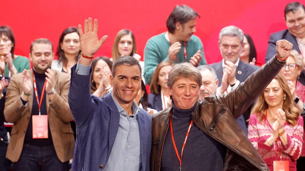 El presidente del Gobierno, Pedro Sánchez, y el secretario general del PSOECyL, Carlos Martínez, durante el XV Congreso del partido, el pasado mes de febrero