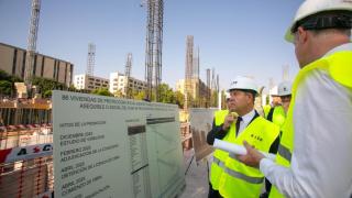 García-Page durante la visita a las obras de la promoción.