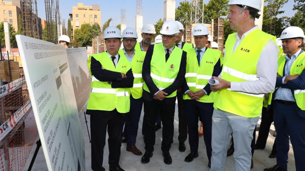 El consejero de Fomento y el alcalde de Toledo también han visitado la promoción.