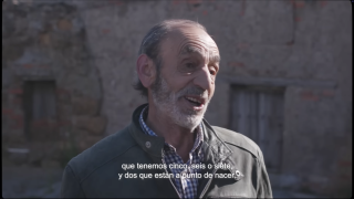 Aquilino de Dios junto a Miguel Ángel Muñoz en la grabación de un reportaje promocional de los cultivos de Arabayona