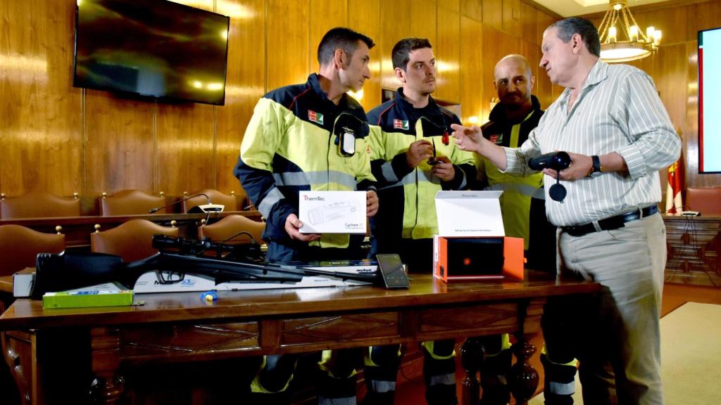 El presidente de la Diputación de Zamora, Javier Faúndez, junto a los bomberos del Consorcio