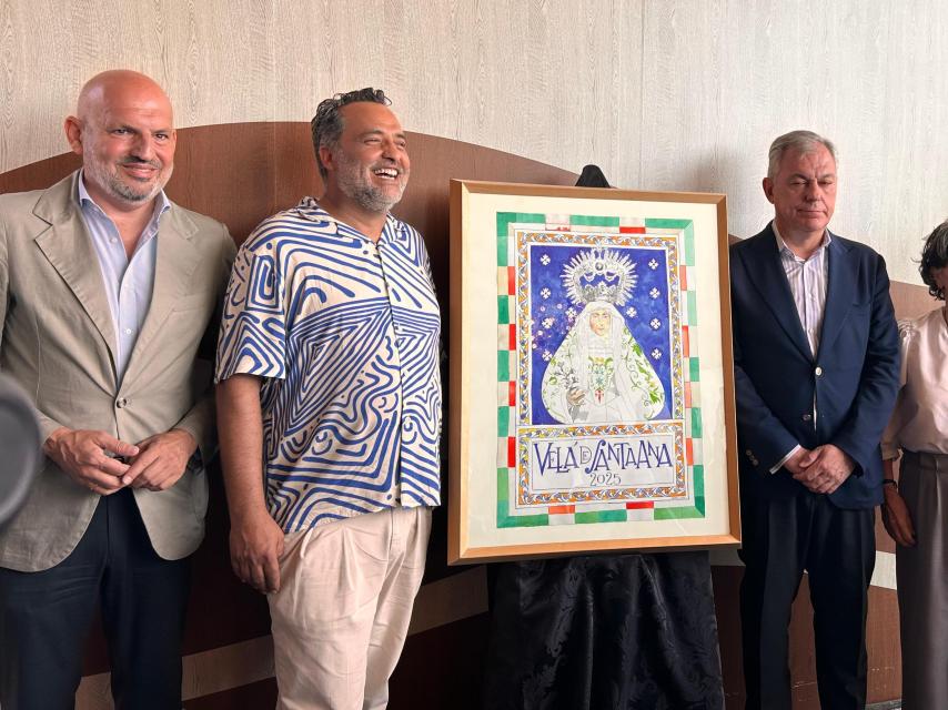 Imagen del cartel de la Velá de Santa Ana junto a su autor, Manolo León; el alcalde de Sevilla, José Luis Sanz y el delegado de Fiestas Mayores, Manuel Áles.