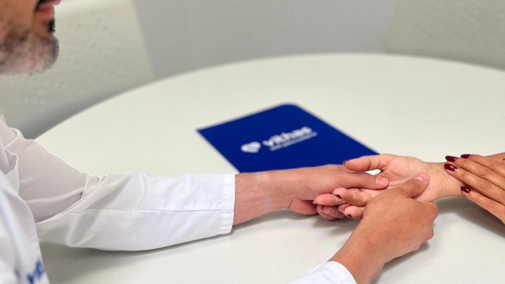 Un profesional de Vithas tratando a un paciente.