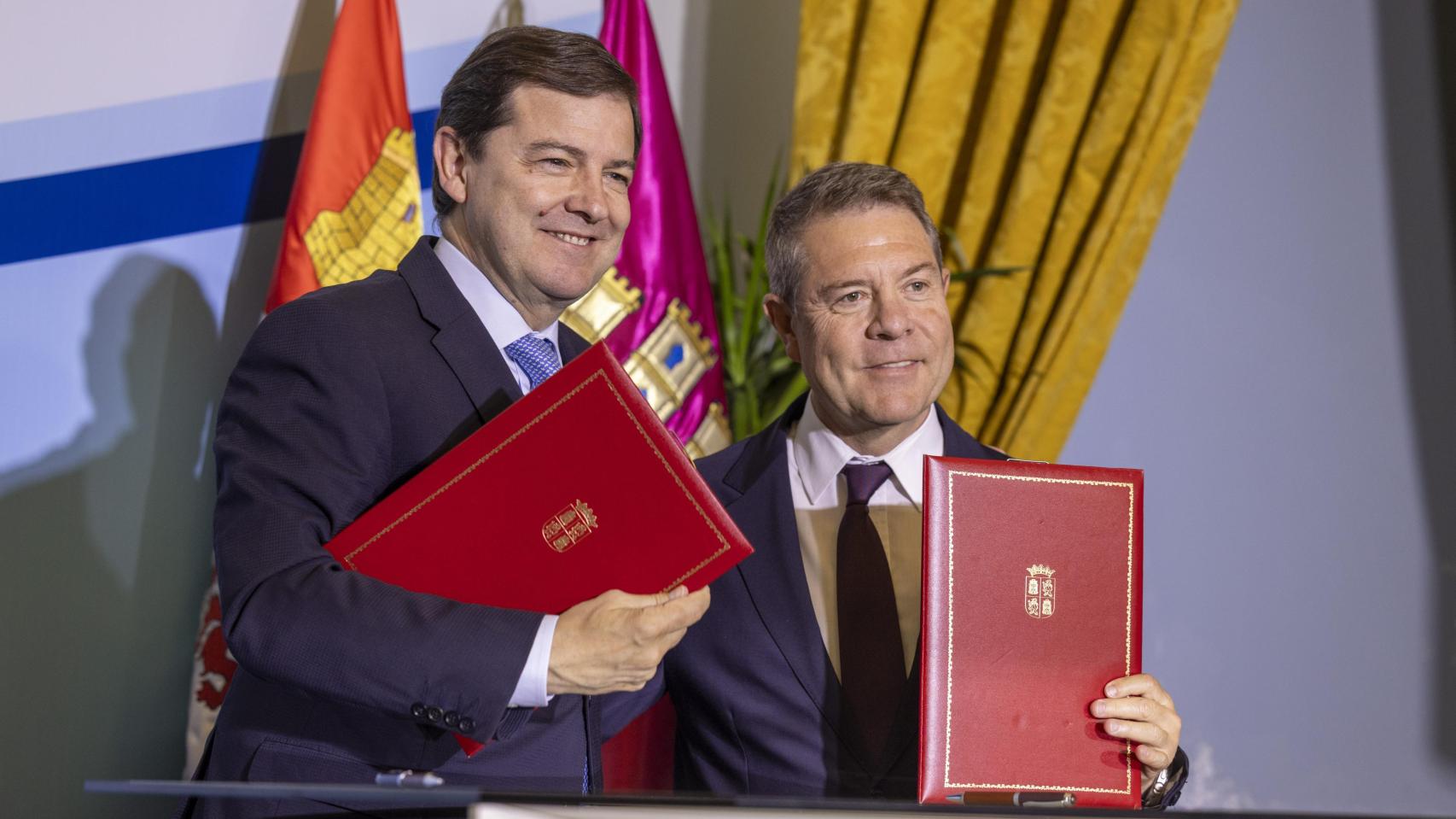 El presidente de la Junta de Castilla y León, Alfonso Fernández Mañueco, y el presidente de la Junta de Comunidades de Castilla-La Mancha, Emiliano García-Page, firman un convenio de colaboración en materia de asistencia sanitaria entre ambas comunidades.