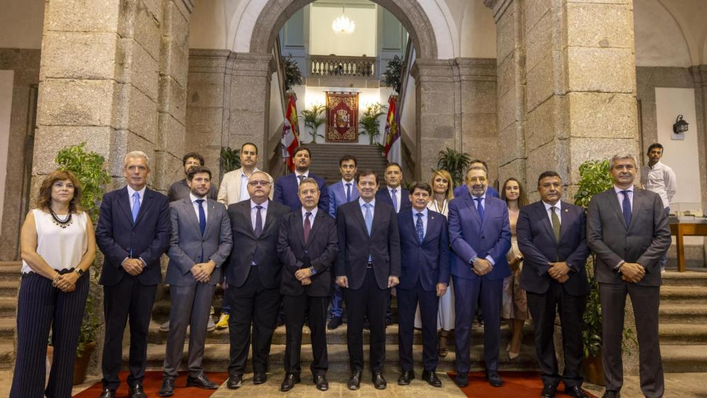 Foto de familia tras firmar el convenio de colaboración entre Castilla y León y Castilla-La Mancha