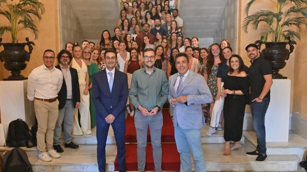 El concejal de Turismo, Ángel Fernández Silva, durante la bienvenida al grupo en el Ayuntamiento