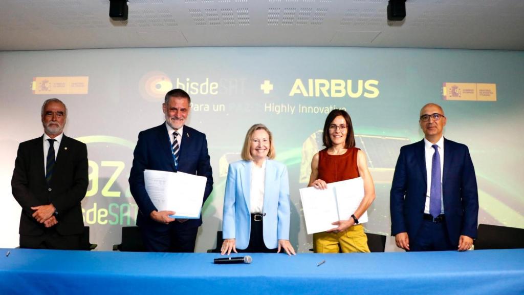 Firma PAZ-2. De izquierda a derecha Santiago Bolíbar, presidente de Hisdesat; Miguel Ángel García Primo, director general de Hisdesat; Amparo Valcarce, secretaria de Estado de Defensa; Raquel González, responsable de Airbus Space System; y Francisco Javier Sánchez Segura, presidente de Airbus España