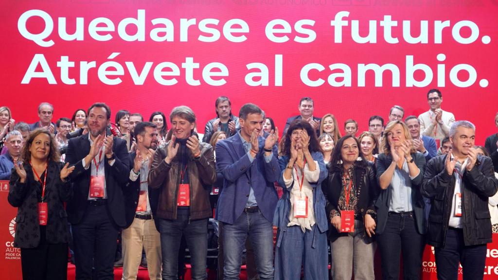 El secretario general del PSOE de Castilla y León, Carlos Martínez, y el presidente del Gobierno, Pedro Sánchez, en la clausura del XV Congreso Autonómico del PSOECyL, el pasado mes de febrero