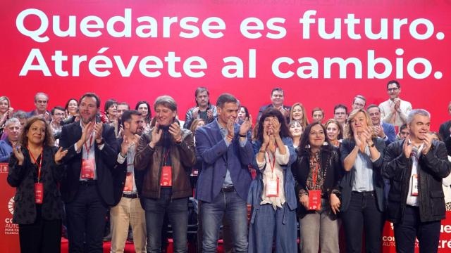 El secretario general del PSOE de Castilla y León, Carlos Martínez, y el presidente del Gobierno, Pedro Sánchez, en la clausura del XV Congreso Autonómico del PSOECyL, el pasado mes de febrero
