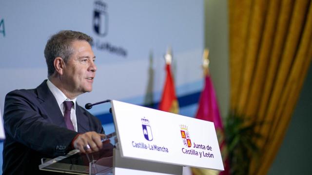 Emiliano García-Page, durante la firma del convenio de colaboración sanitaria con Castilla y León.