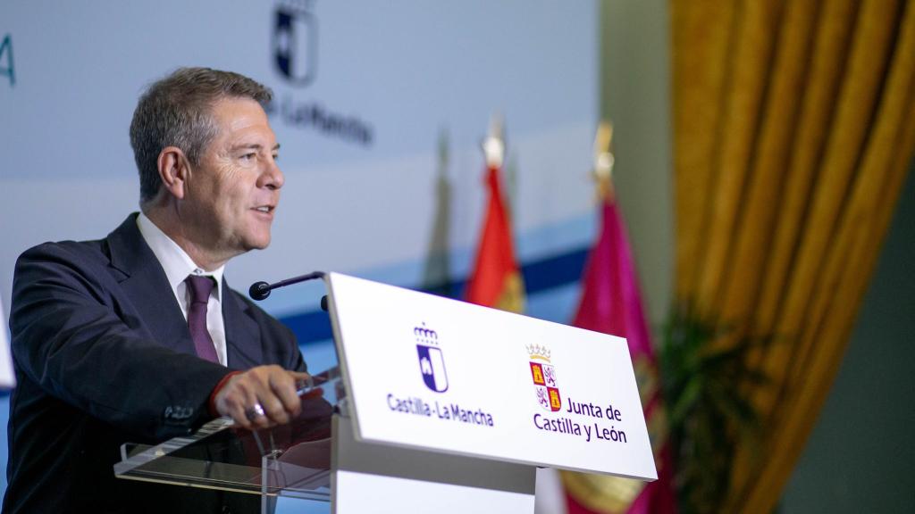 Emiliano García-Page, durante la firma del convenio de colaboración sanitaria con Castilla y León.