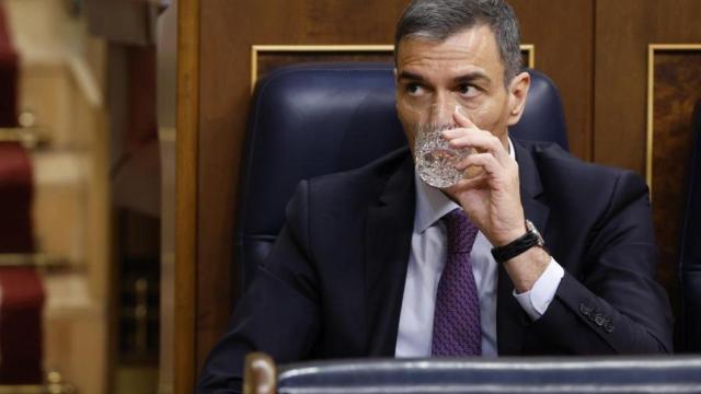 Sánchez admite que vio razones para dimitir y los socios dejan abierta la puerta a elecciones si escala el escándalo
